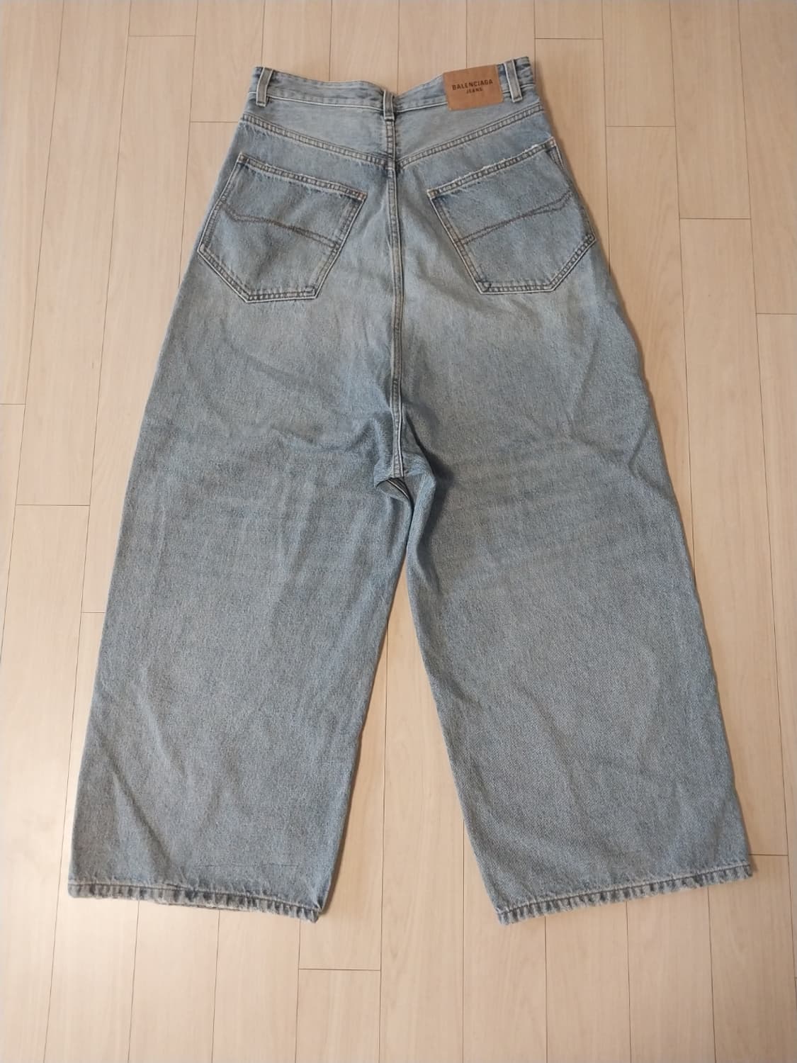 발렌시아가 라지 배기핏 논코티드 데님 팬츠 연청 상품이미지3