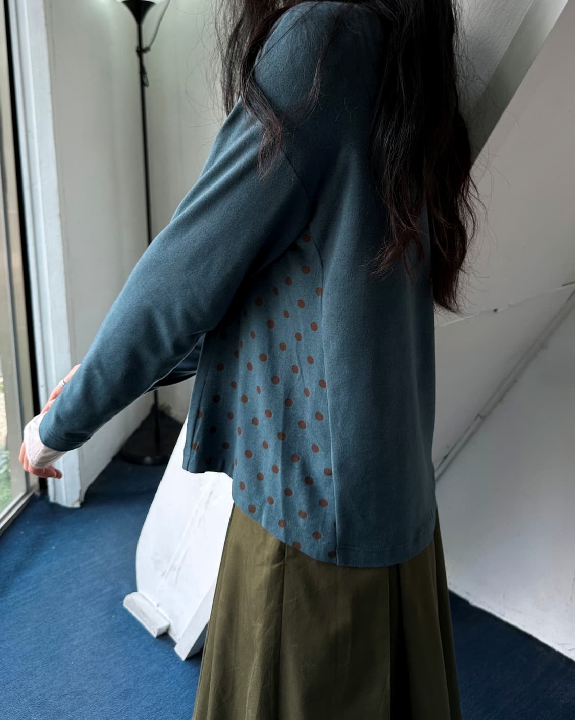 Stretched fabric panel design mock neck  상품이미지6