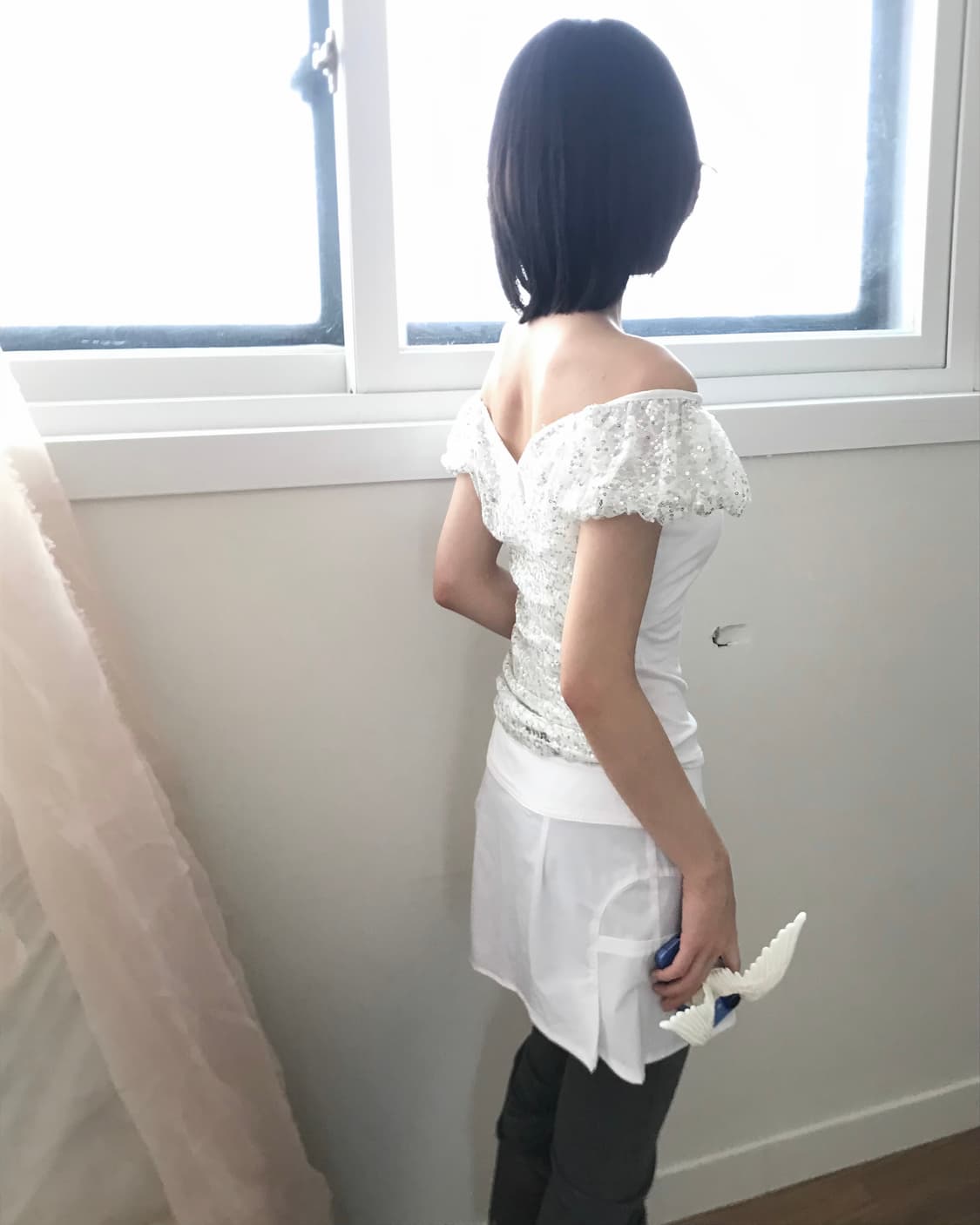 Loose neck spangle point puff top  상품이미지7