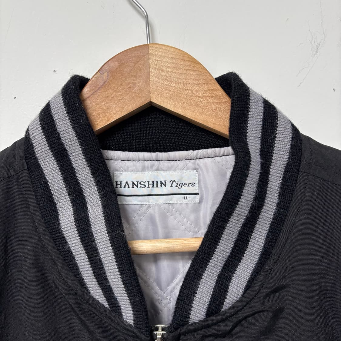 한신타이거즈 블랙 스타디움 점퍼 상품이미지5