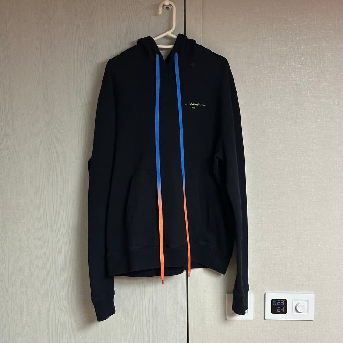 [L] 오프화이트 아크릴 애로우 후드티 블랙 상품이미지3