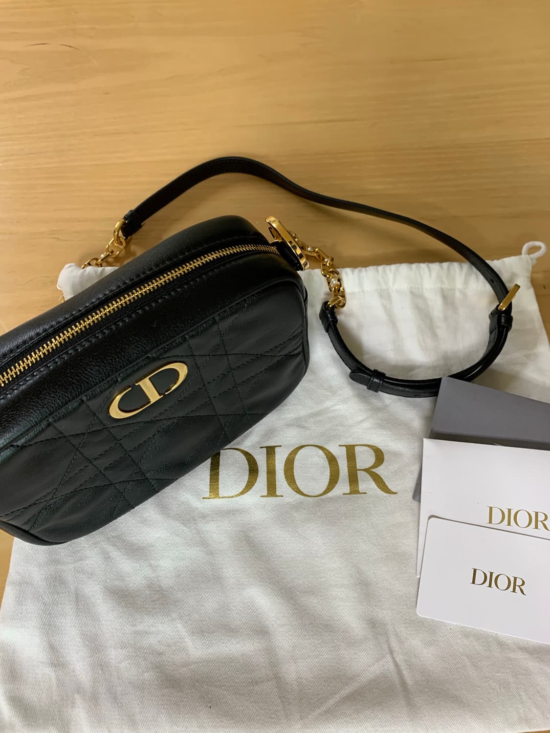 디올 카로 스몰 카메라백 블랙 상품이미지4