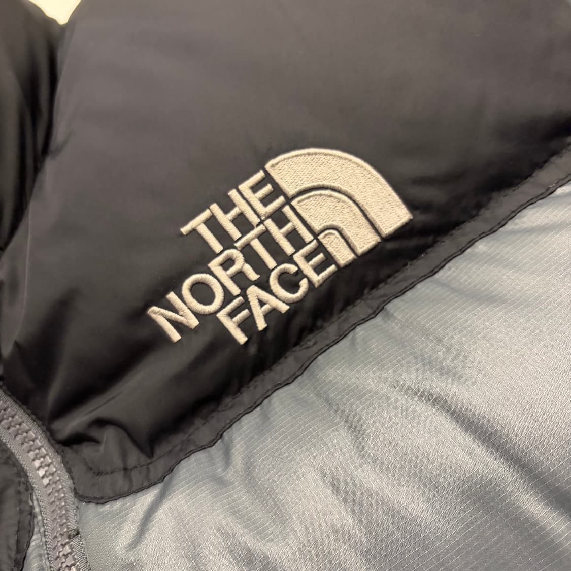 [90] 노스페이스 700 구스 다운 눕시 패딩 그레이/블랙 C197 상품이미지4