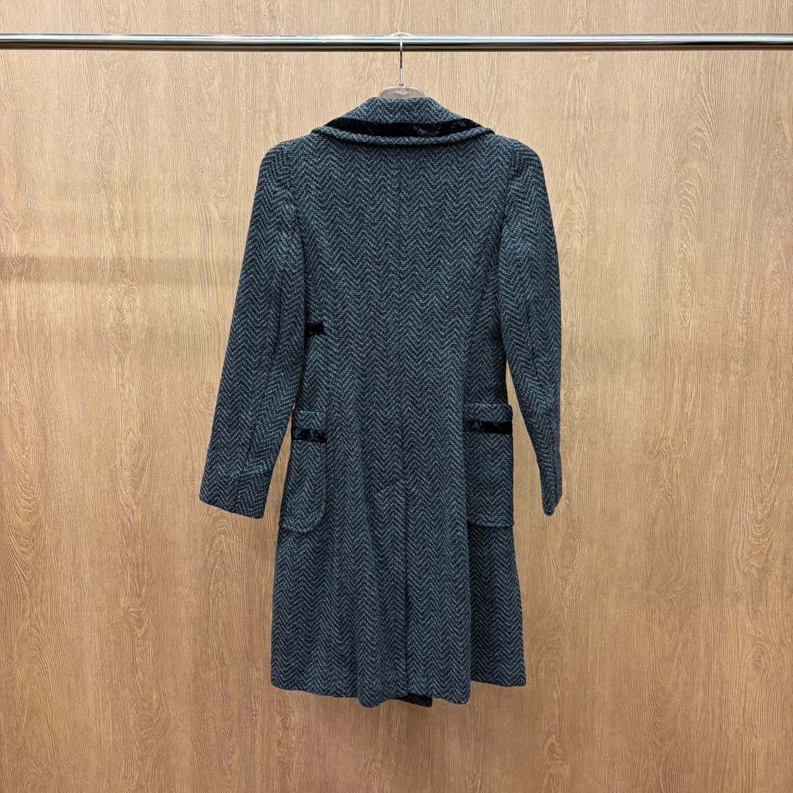 막스앤코 롱 헤링본 코트 노치드 라펠 벨벳 배색 디테일 차콜 상품이미지3