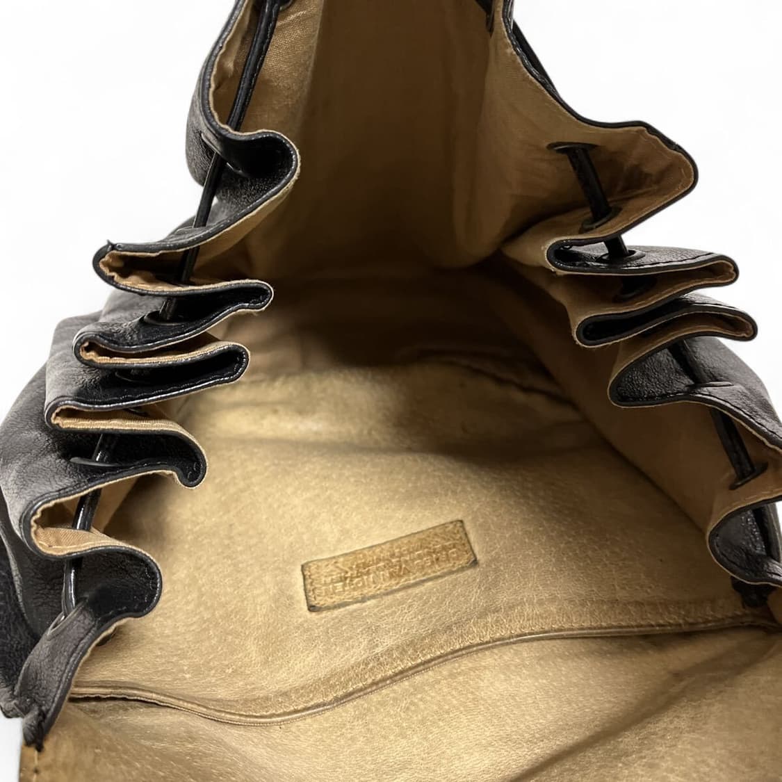 드리스 반노튼 소가죽 숄더백 상품이미지3