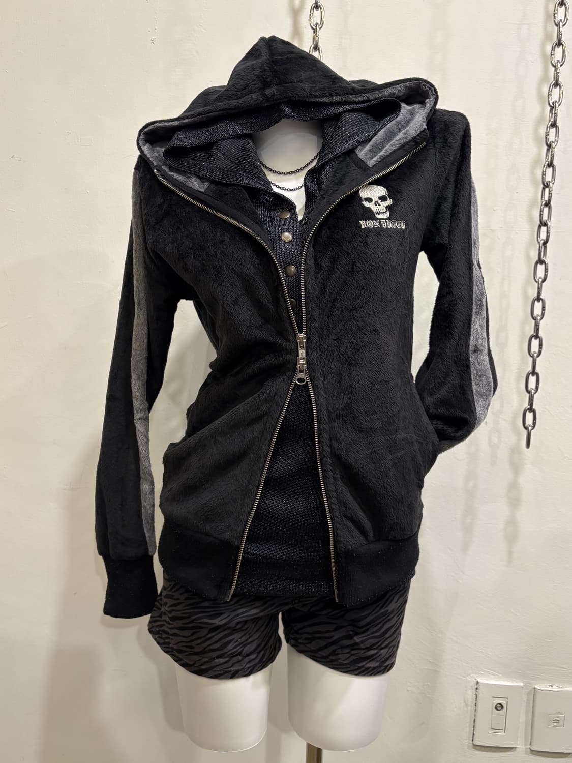 von dutch 본더치 그레이 라이닝 해골 자수 투웨이 블랙 후드집업 상품이미지1