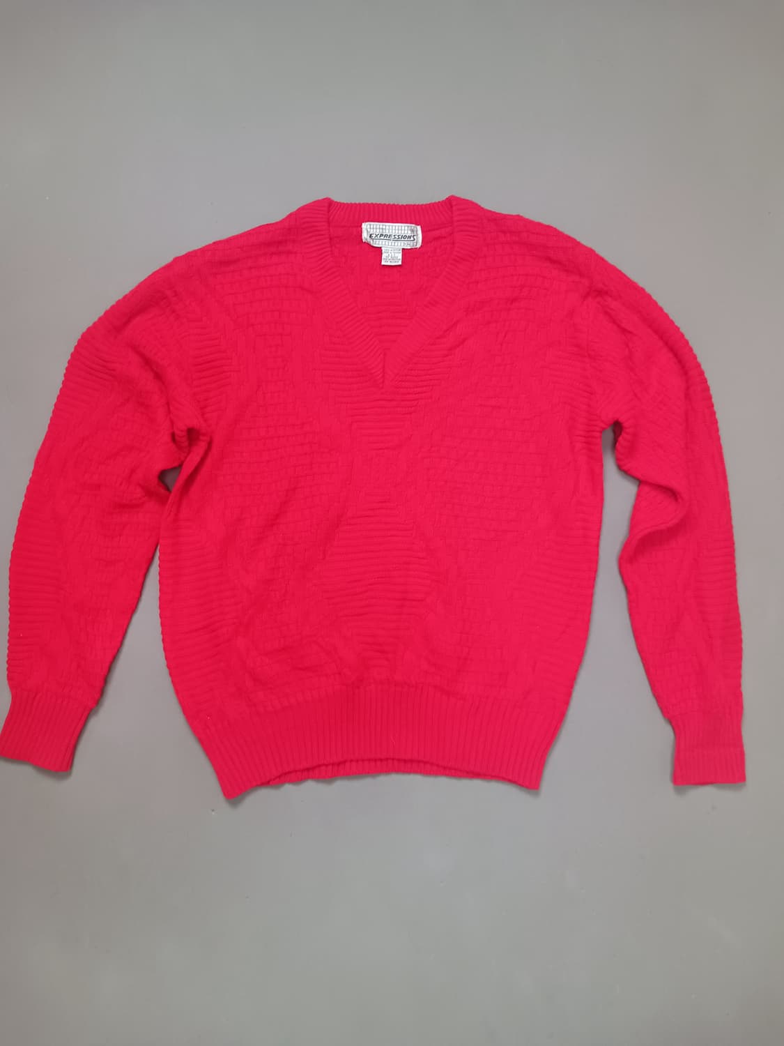 [L] 익스프레션스 레드 패턴 브이넥 니트 스웨터 상품이미지1