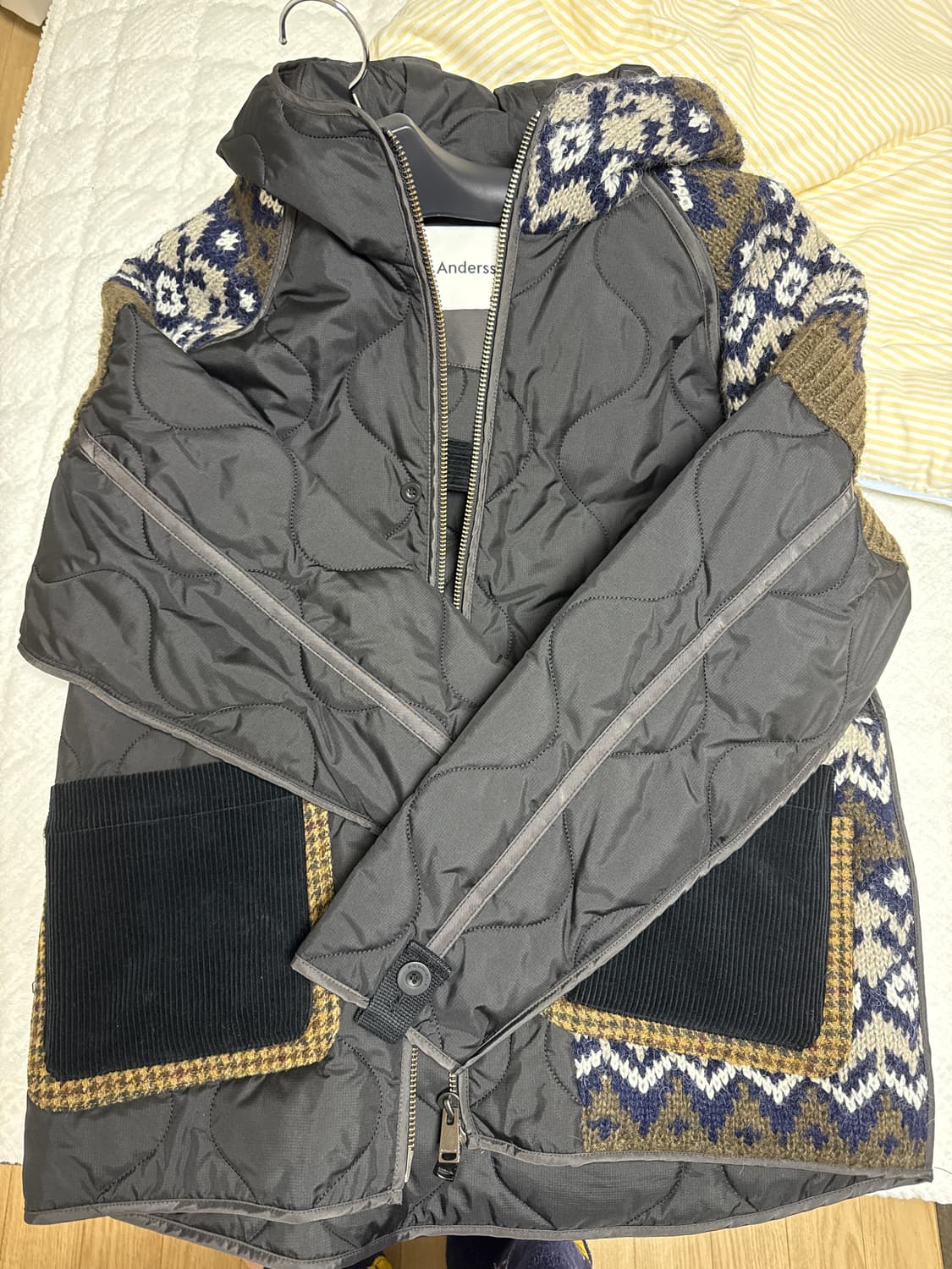 엔더슨벨 22FW 니트 패치 퀼티드 점퍼 블랙  상품이미지10