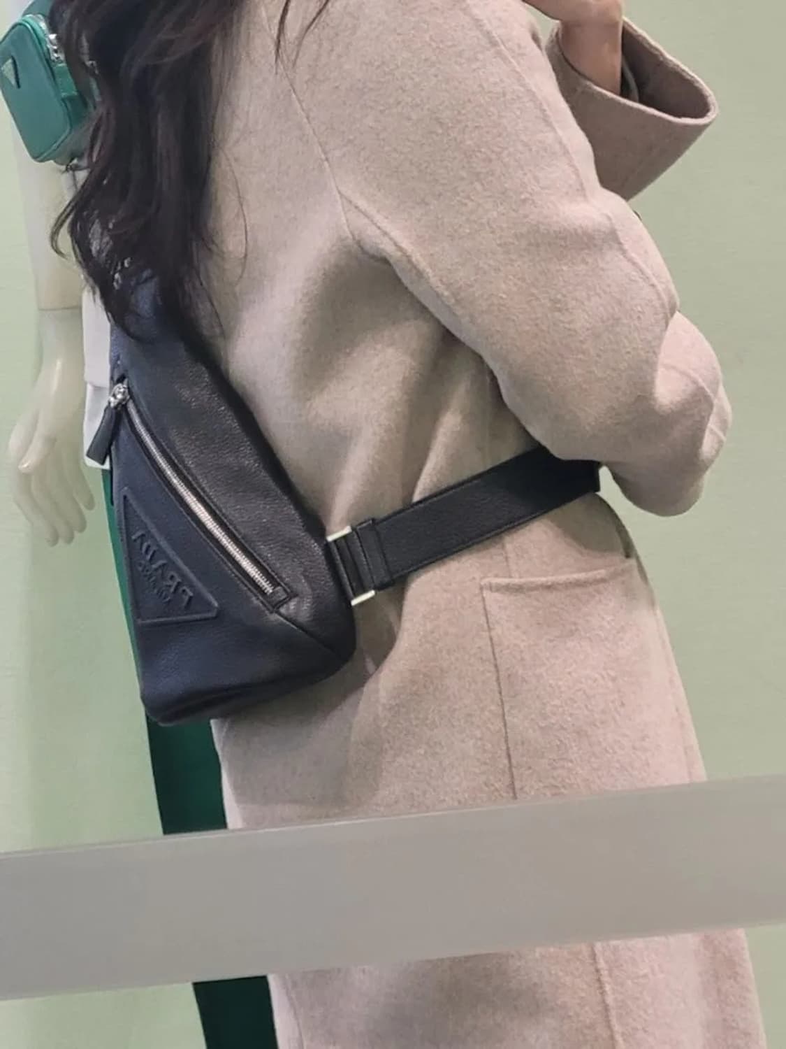 23S/S 프라다 엠보싱 트라이앵글 로고 레더 슬링백 상품이미지3