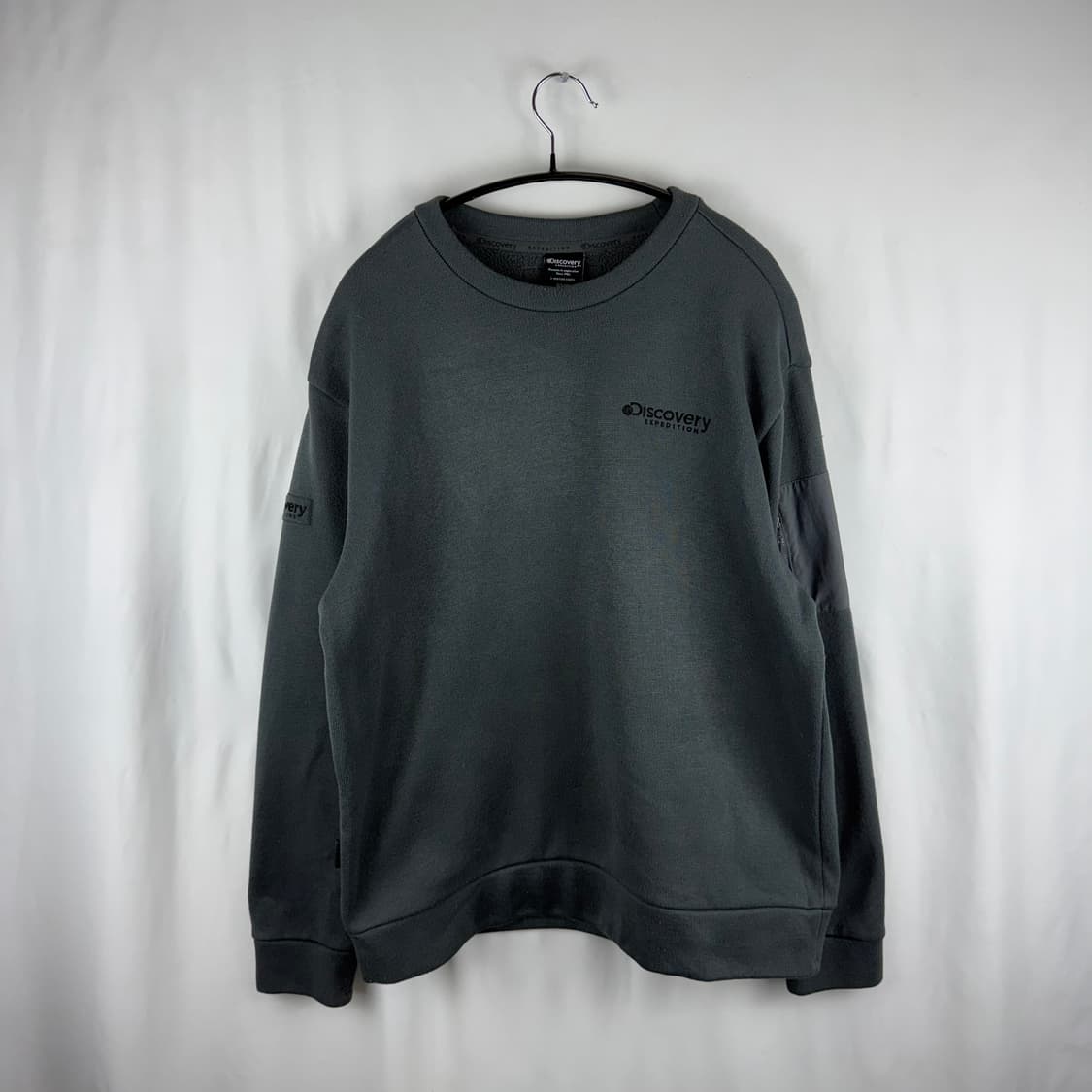 100) 디스커버리 포켓 맨투맨 차콜 상품이미지2