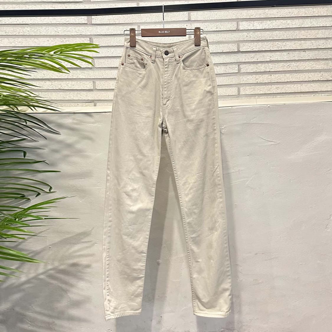 리바이스 코튼 팬츠 레귤러 스트레이트 핏 백 패치 로고 디테일 아이보리 상품이미지2