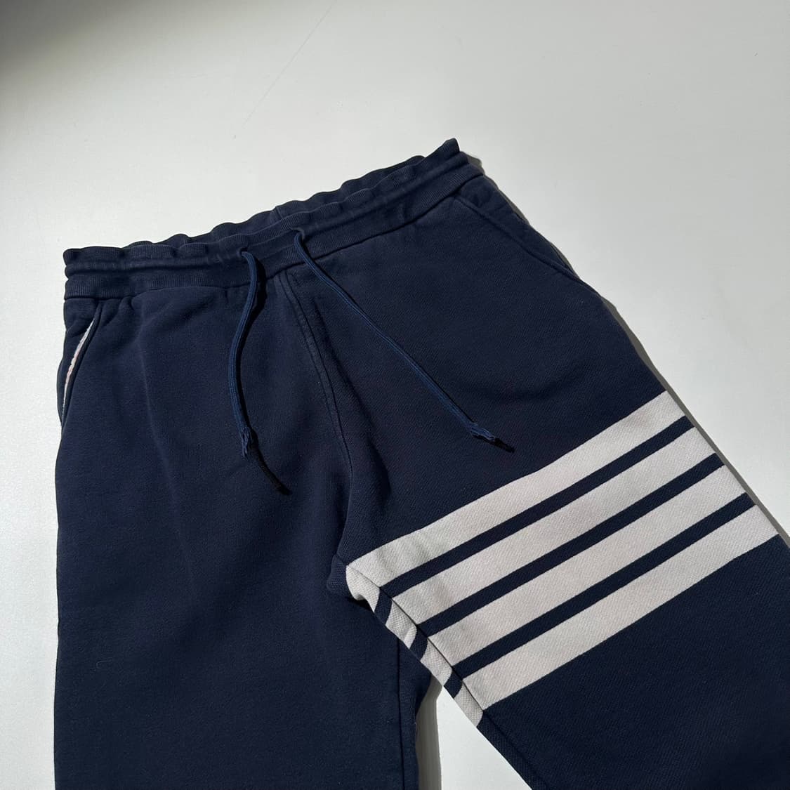 (매장판) 톰브라운 사선 스웨트 조거 팬츠 네이비  상품이미지3