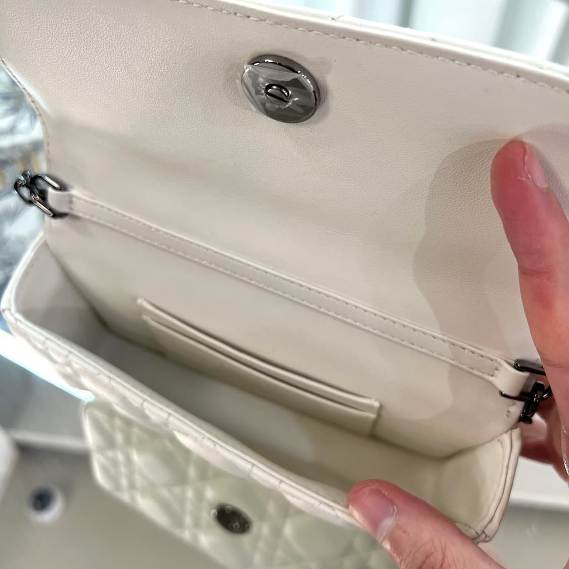 [정품] 디올 레이디디올 램스킨 까나쥬 라떼 폰 파우치 숄더백 상품이미지7