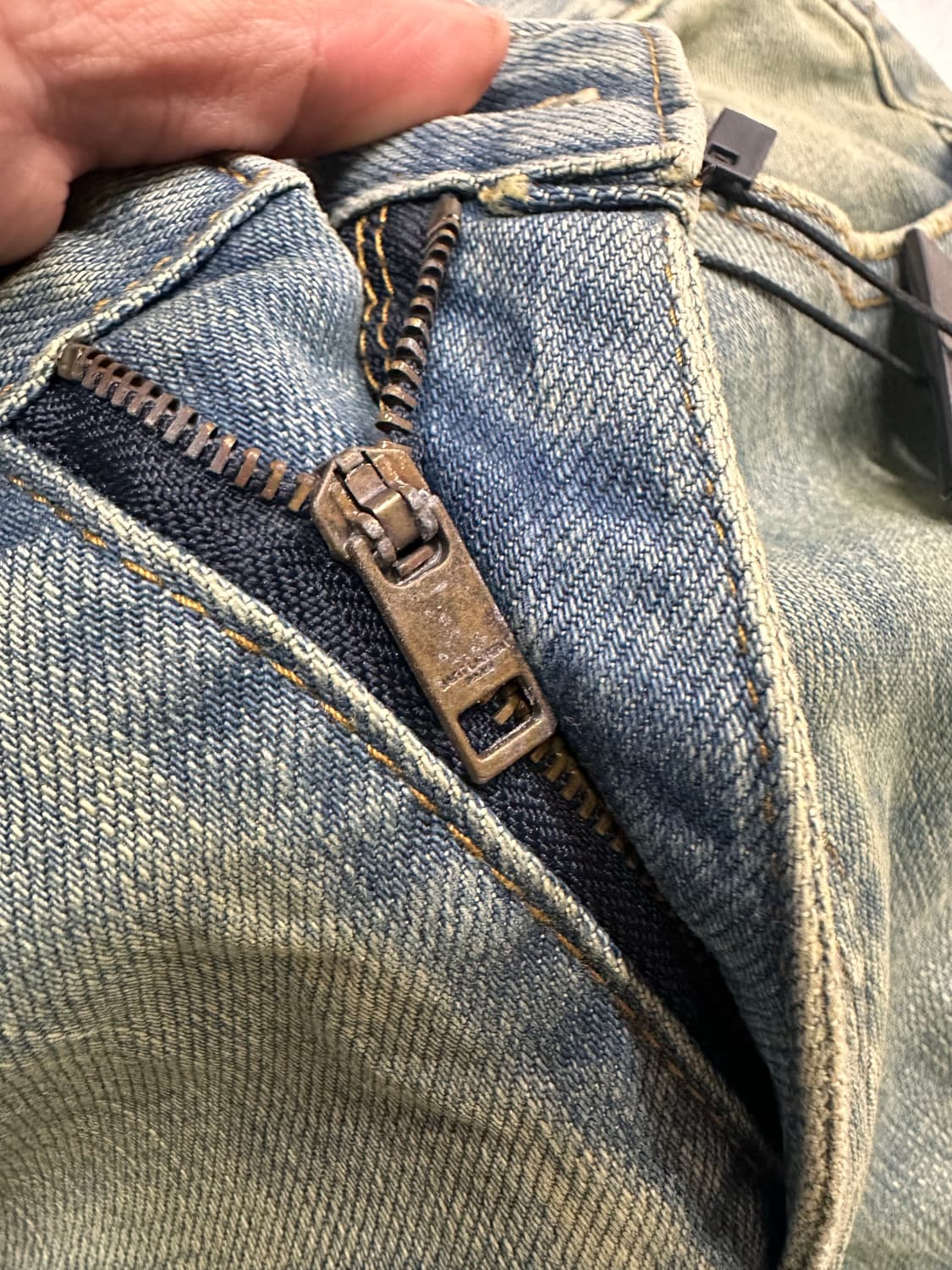 (30)생로랑 15AW 디스트로이드 워싱 데님 팬츠 상품이미지5