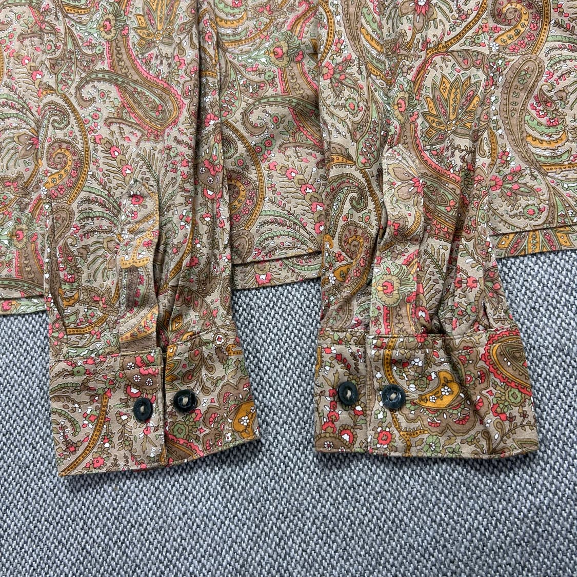 입생로랑 페이즐리 쓰리버튼 카라티(95) 상품이미지6