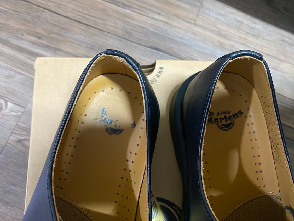 닥터마틴 블랙스티치 3홀 상품이미지5