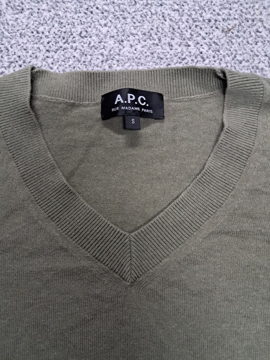 A.P.C. 브이넥 울캐시미어니트 카키색 상품이미지2