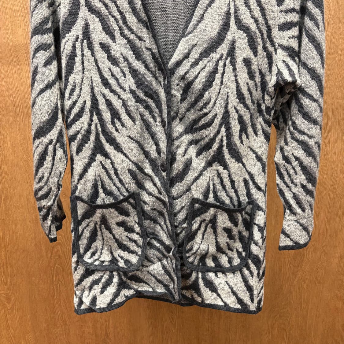 크리스찬 디올 울 니트 긴팔 가디건 지브라 애니멀 패턴 디테일 그레이 상품이미지5