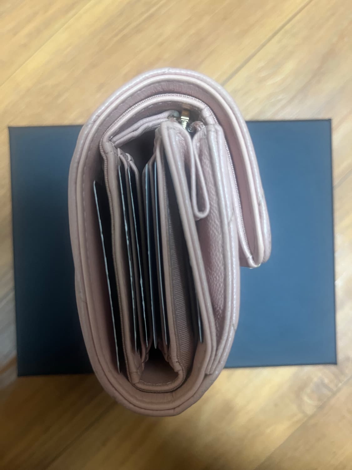 샤넬19지갑 상품이미지4