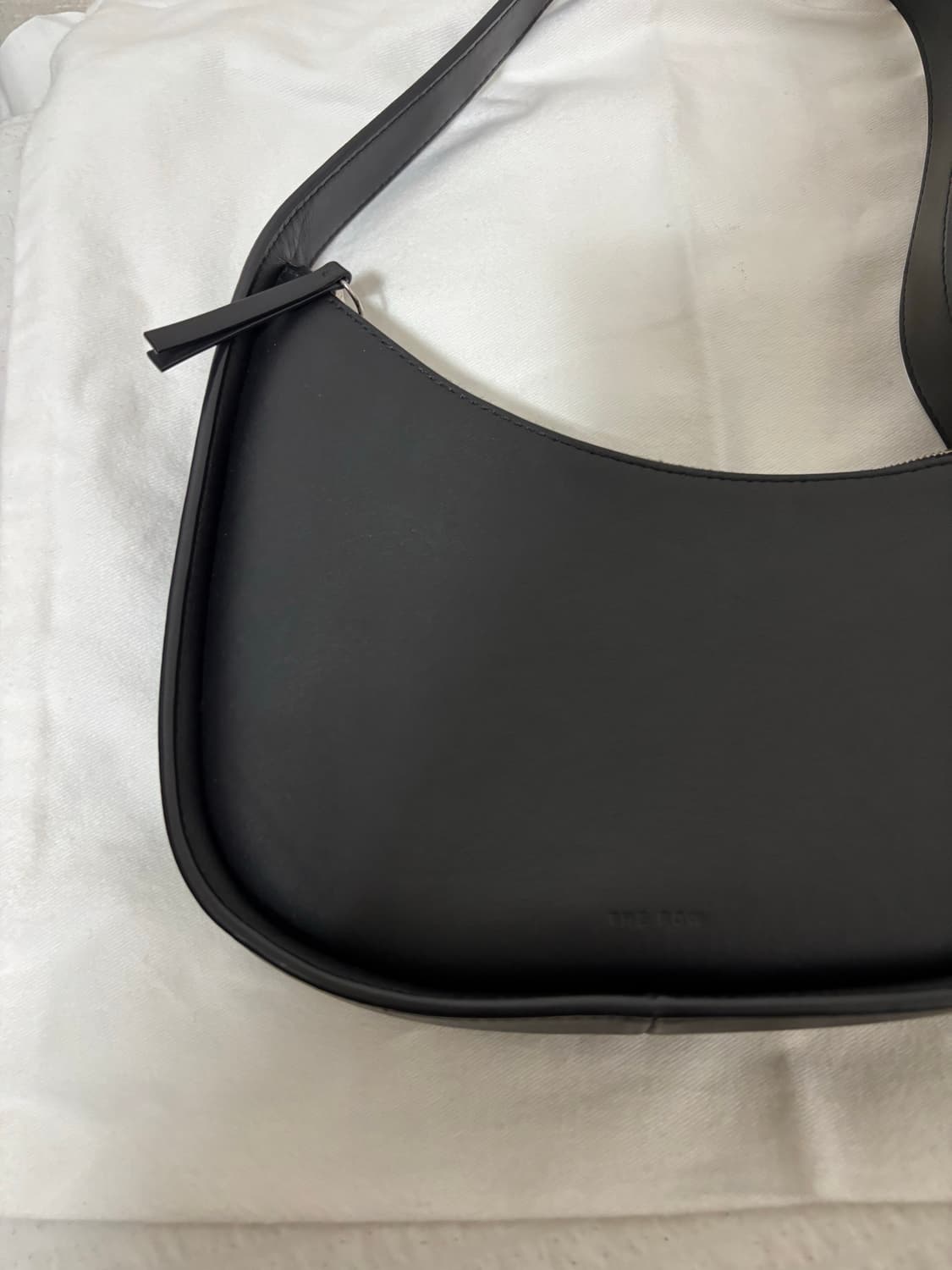 The row 더로우 하프문 하프문백 블랙 상품이미지2