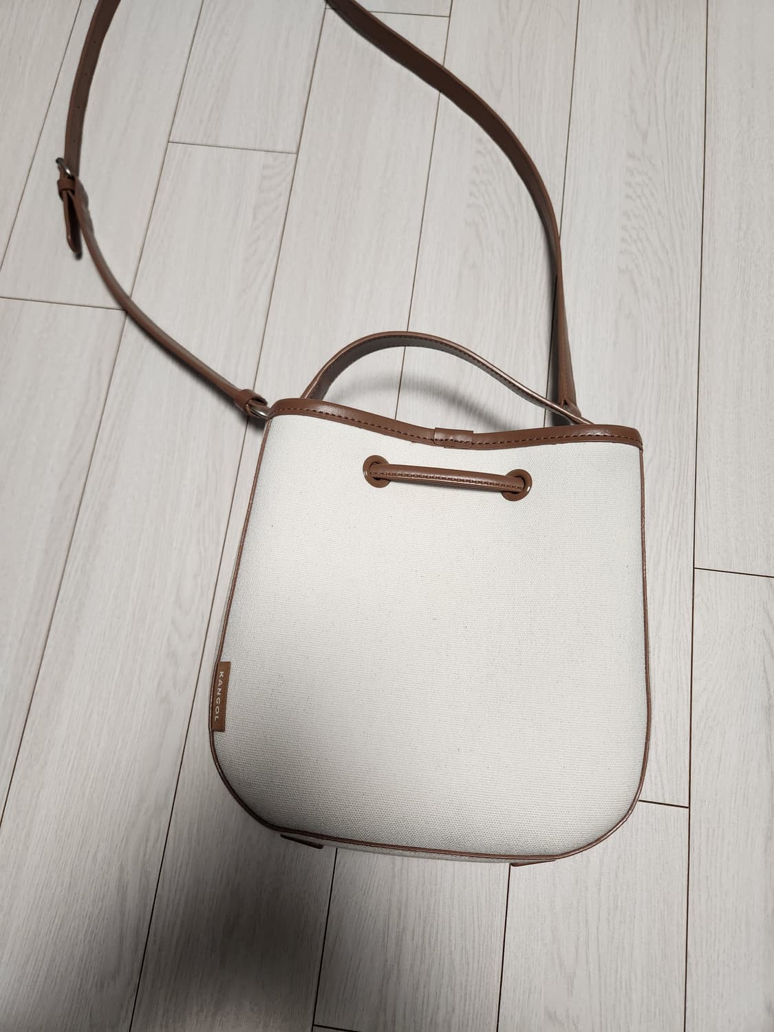 캉골 듀오 캔버스 버켓백 KPEB-TB39120

눈에 잘안보이는 미세  상품이미지7