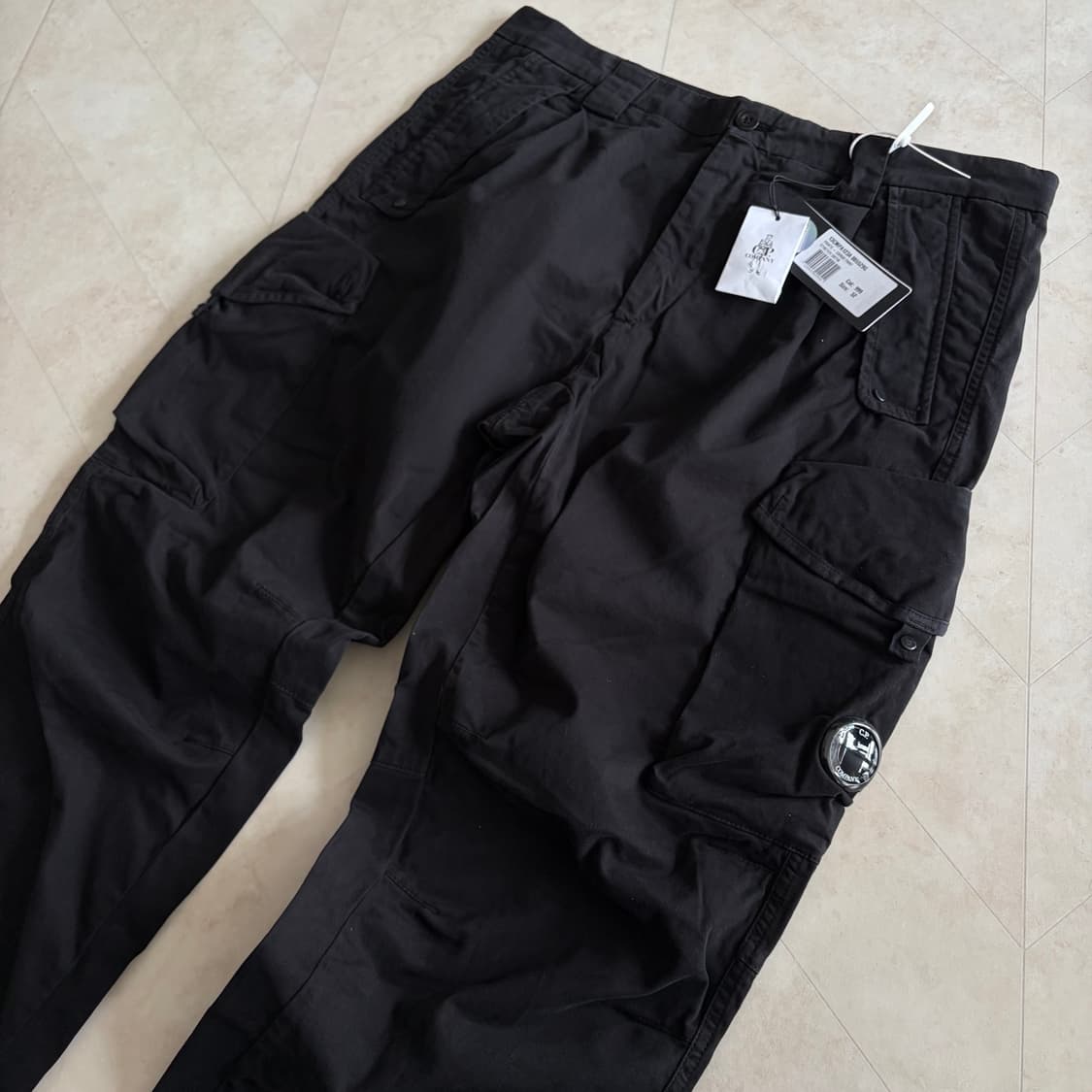 [새상품]CP컴퍼니 씨피컴퍼니 스트레치 루즈핏 렌즈 로고 팬츠 블랙 상품이미지2