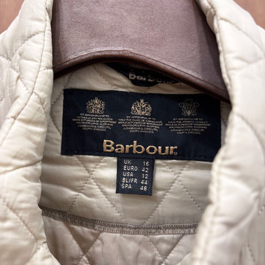 바버 퀄팅 자켓 하이넥 스탠드 카라 허리 양쪽 버튼 탭 디테일 아이보리 상품이미지8