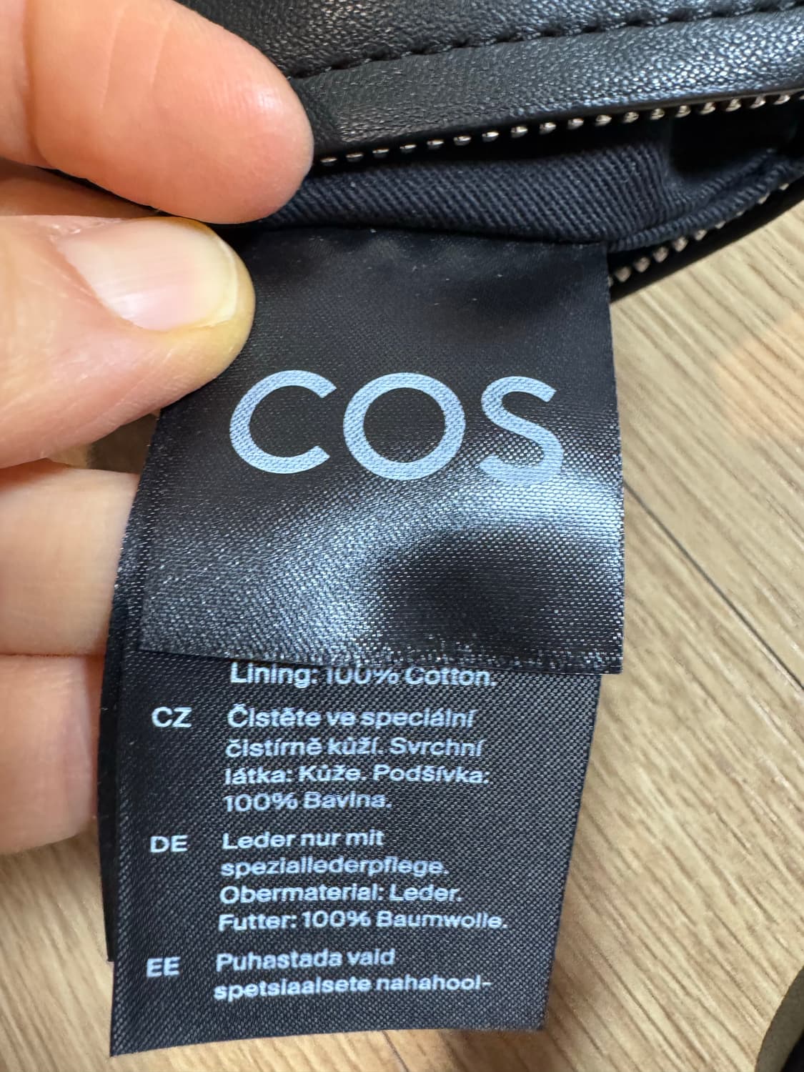 COS 코스 개더드 레더 숄더백 블랙 상품이미지6