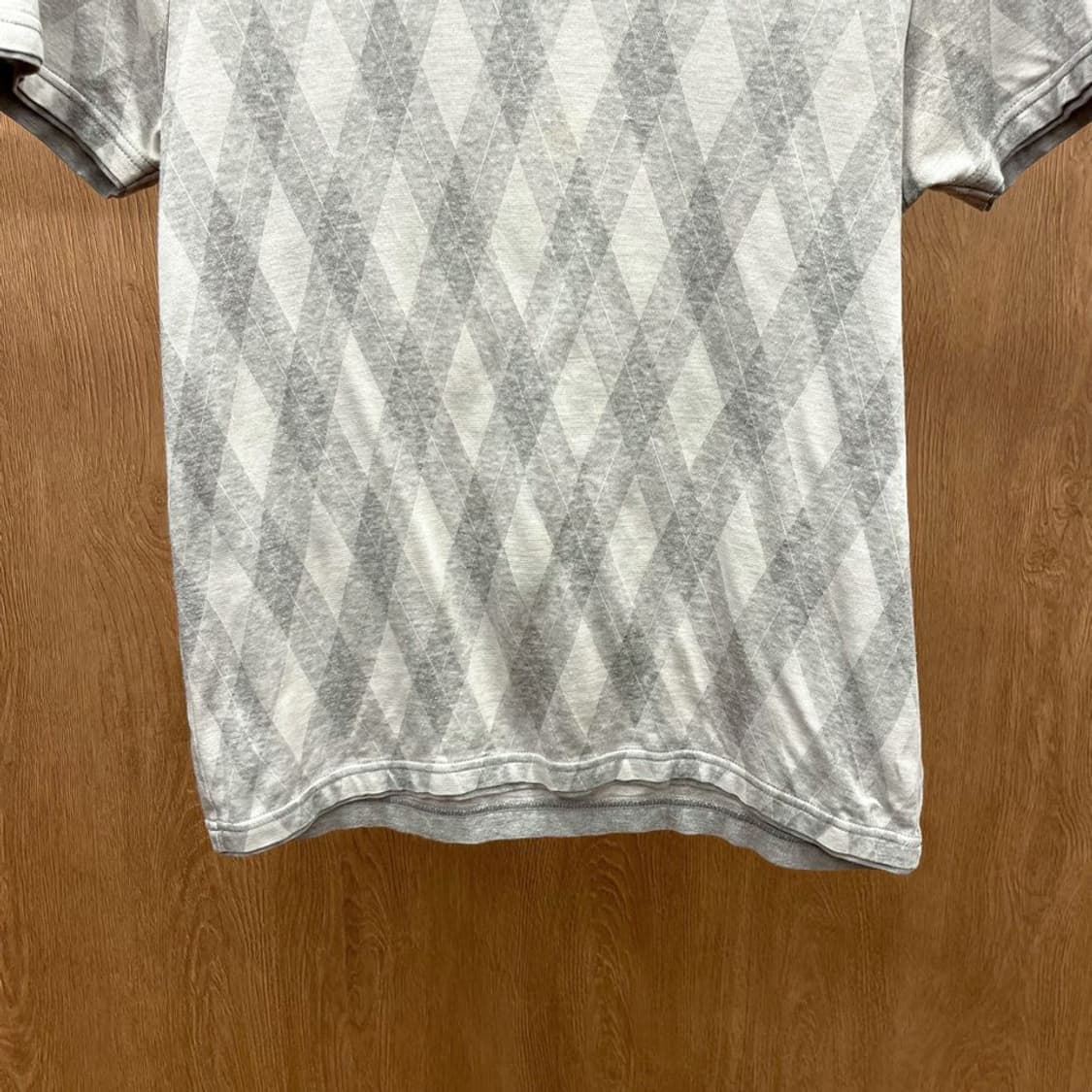 버버리 블랙라벨 반팔 티셔츠 아가일 패턴 로고 자수 브이넥 디테일 그레이 상품이미지5