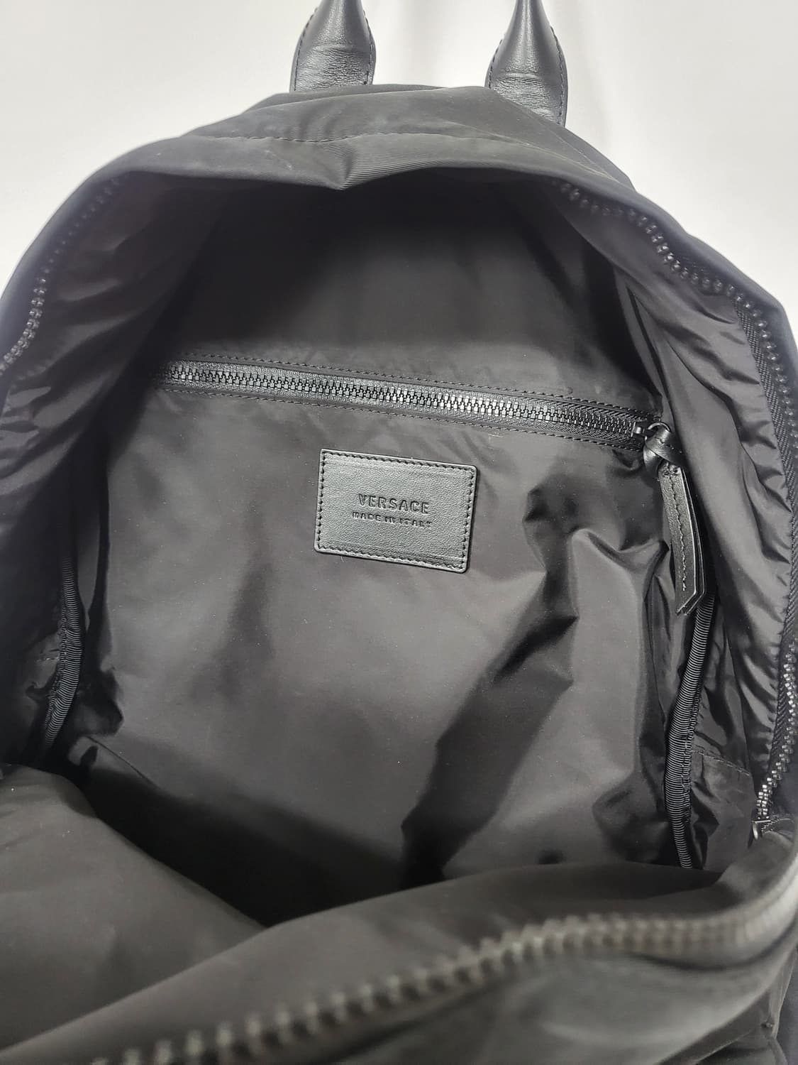 베르사체(Versace)블랙 나일론 로고 스탬프 백팩 새제품급 상품이미지9