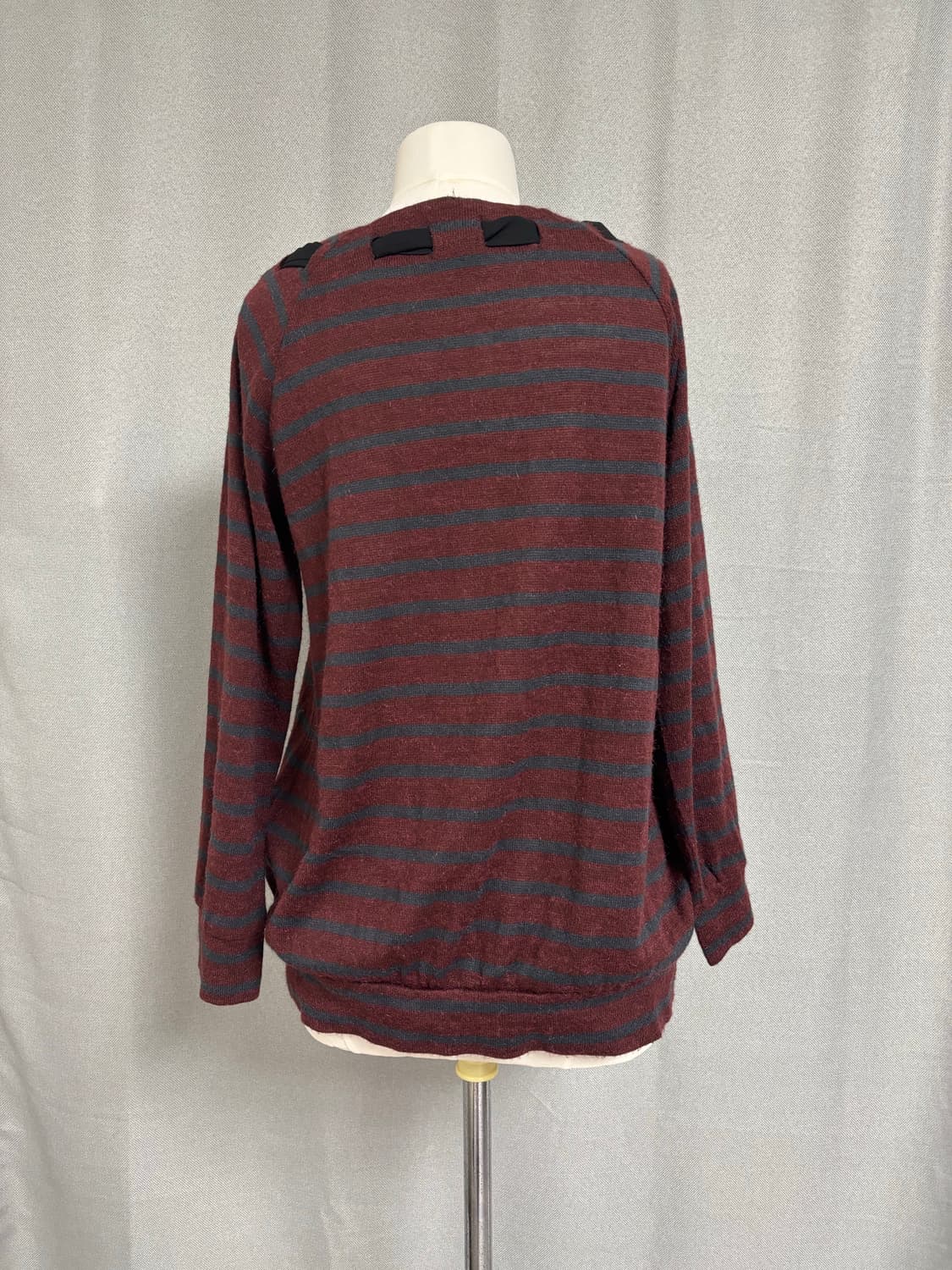 버건디 스트라이프 U넥 트리밍 풀오버 상품이미지7