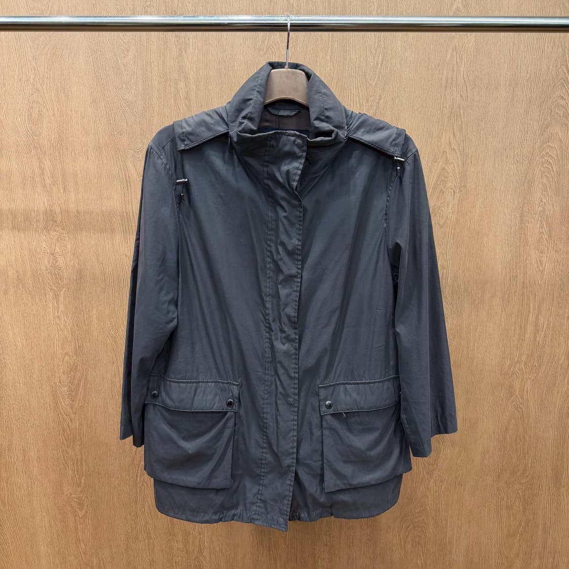 버버리 라이트웨이트 트래블 자켓 내장형 후드 플랩 포켓 디테일 차콜 상품이미지2