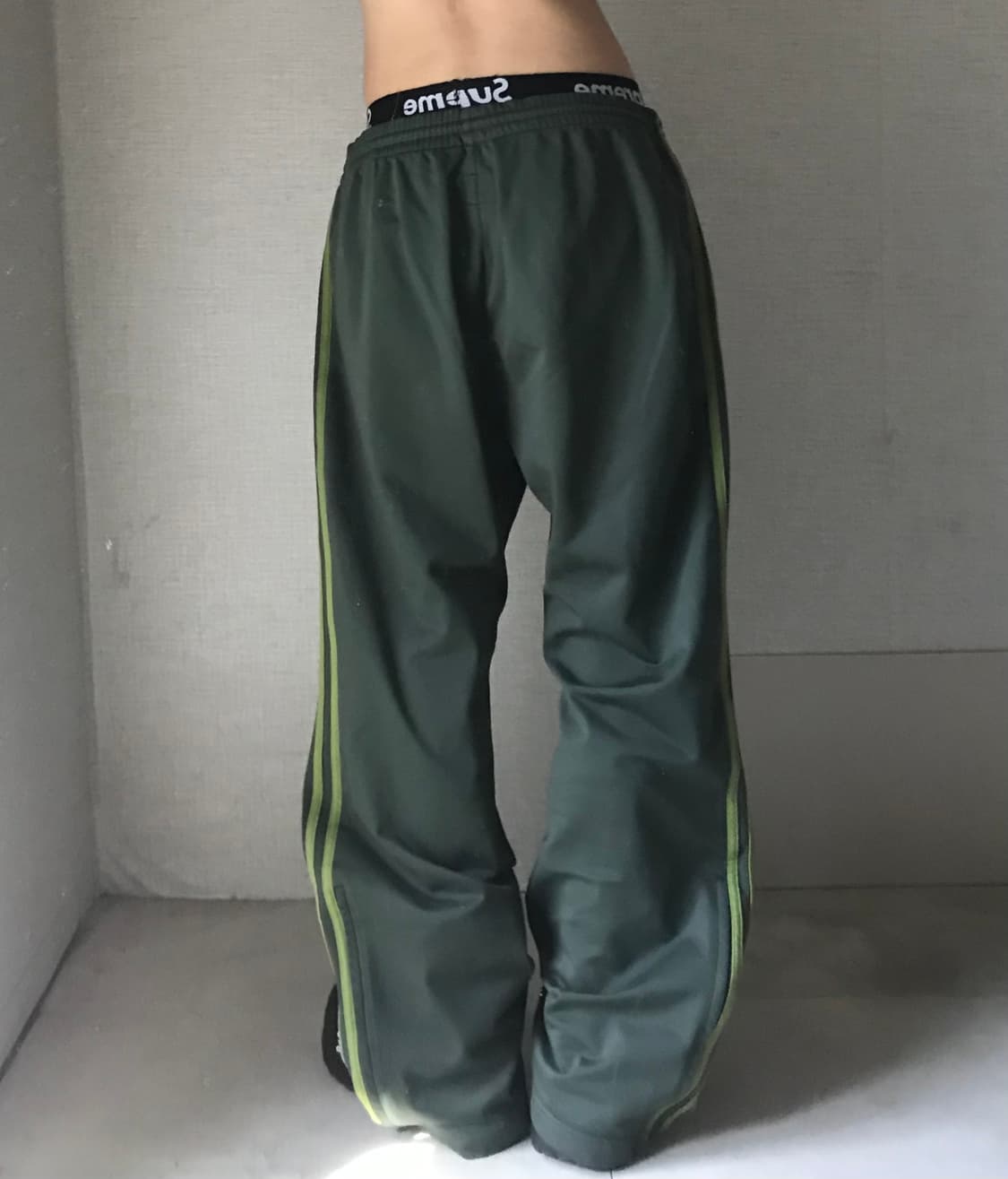 아디다스 카키그린 와이드핏 트레이닝 팬츠 상품이미지4