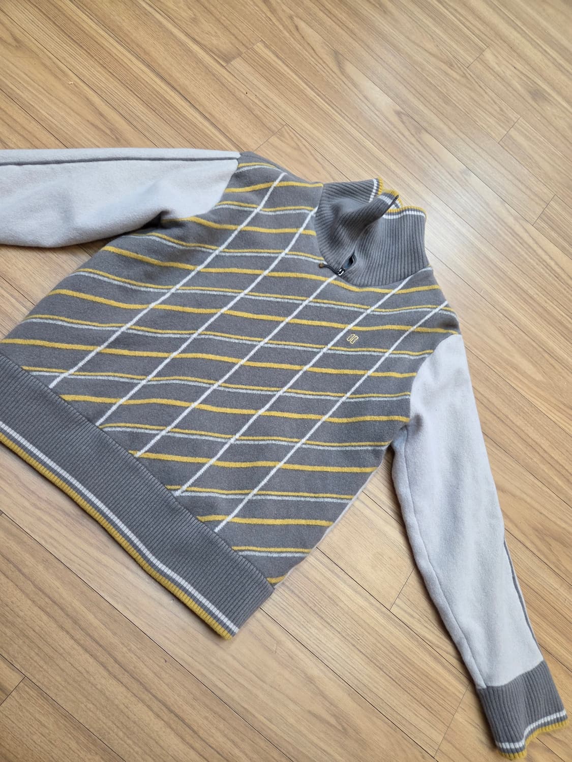 닥스 여성 니트 100사이즈입니다. 
회색 바탕에 흰색, 노란색 아가일  상품이미지1