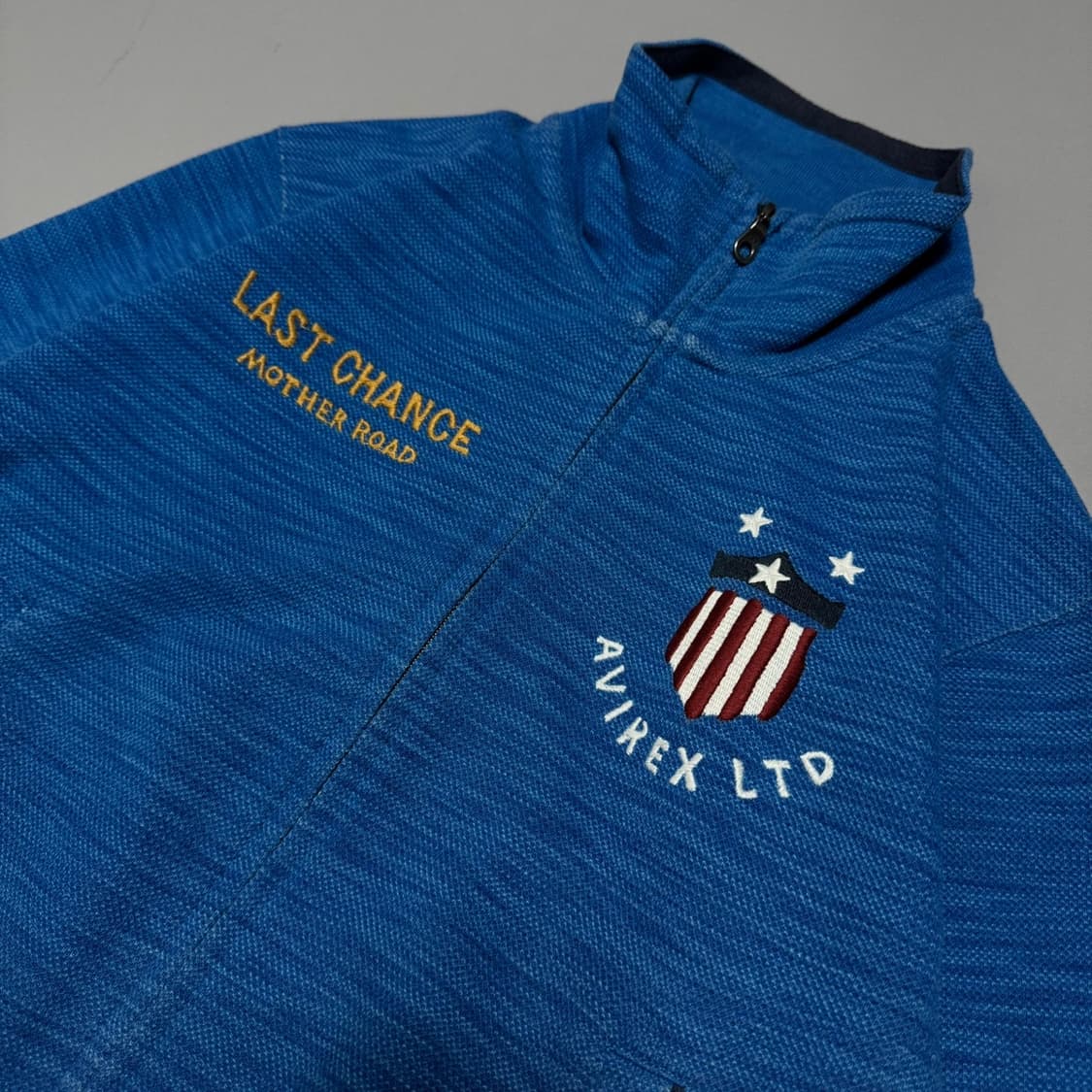 아비렉스(AVIREX) 블루 워시드 코튼 자수로고 하이넥 집업 자켓 상품이미지4