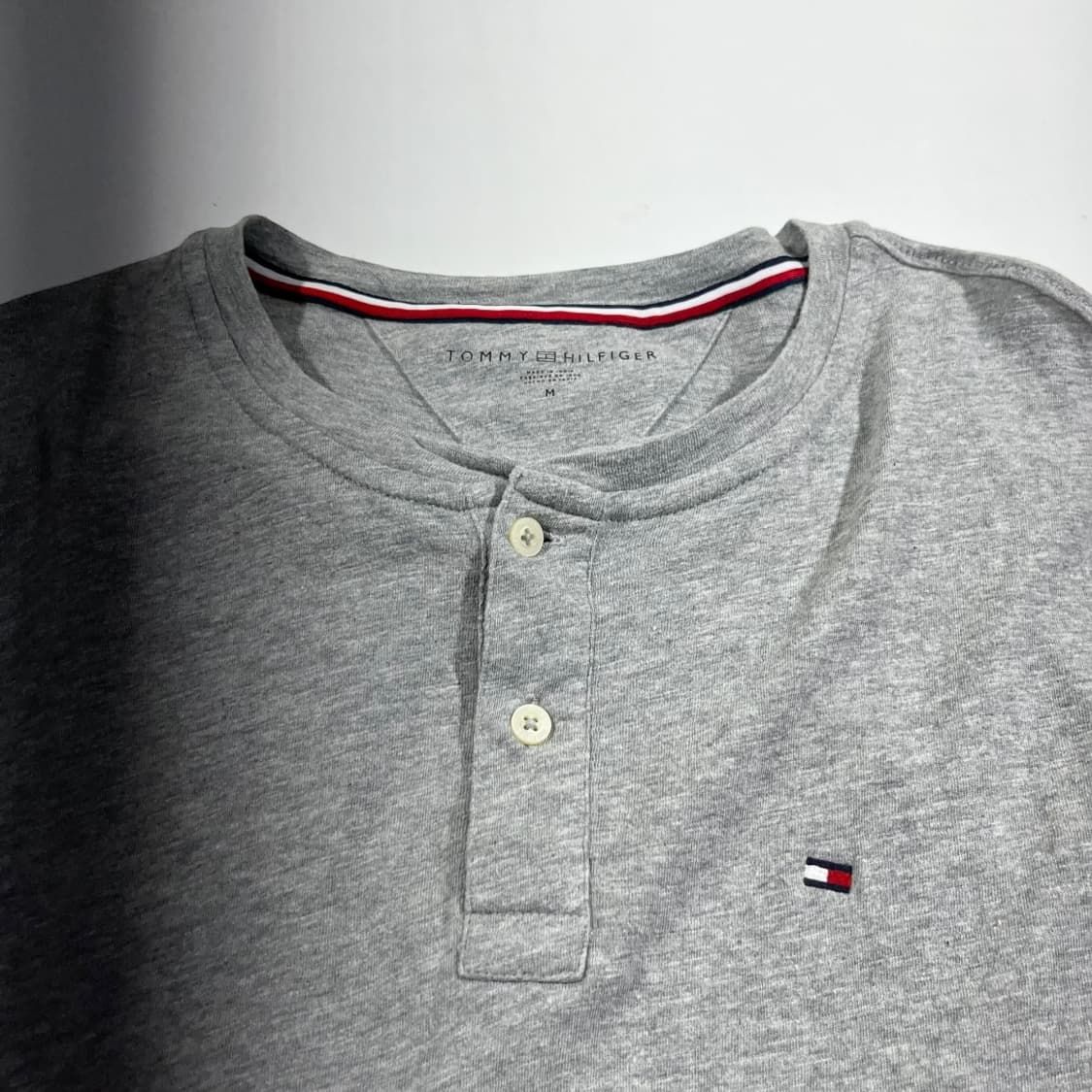 [TOMMY HILFIGER] 타미힐피거 헨리넥 로고 반팔 티셔츠 상품이미지3