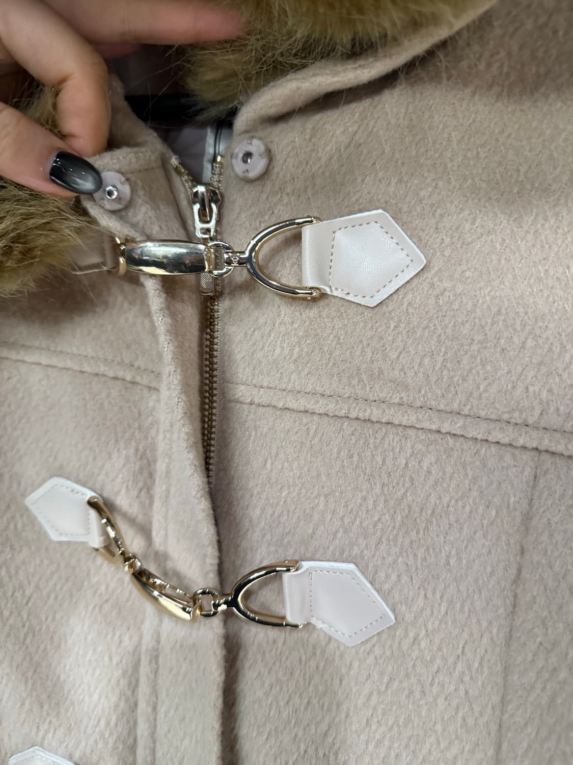 세실맥비깔 버클 디테일 라떼갸루 숏코트 상품이미지8