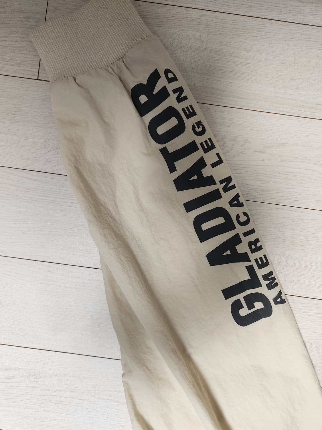 지프 절개디테일바람막이점퍼 L사이즈

사이즈표기 m이나 크게나와서 L로  상품이미지3