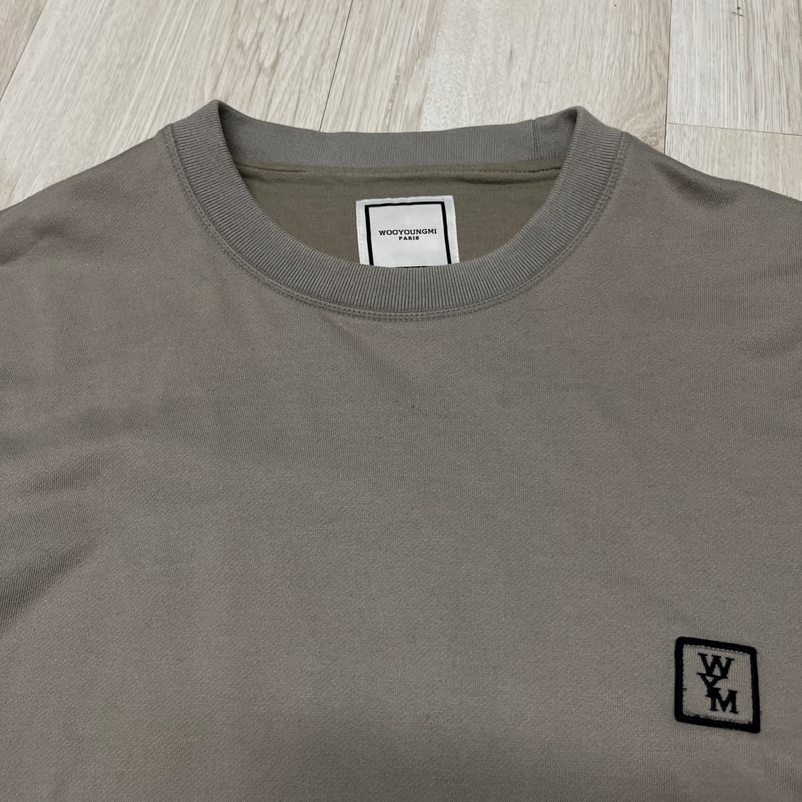 우영미 백로고 맨투맨 카키 그레이 52사이즈 상품이미지2