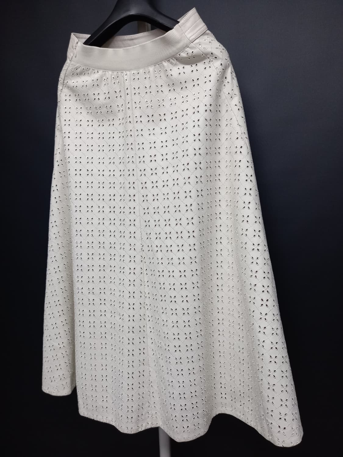 타임 춘추동 페이크 레더 펀칭 맥시 플레어 롱 스커트 33.44 상품이미지4