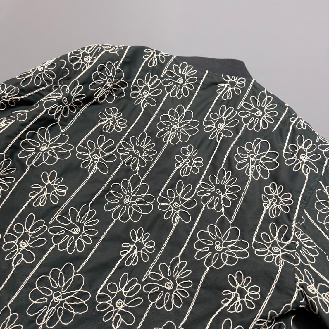 센스오브플레이스 다크그린 폴리 코튼 혼방 보나티컬 플라워 스타디움 자켓 상품이미지6