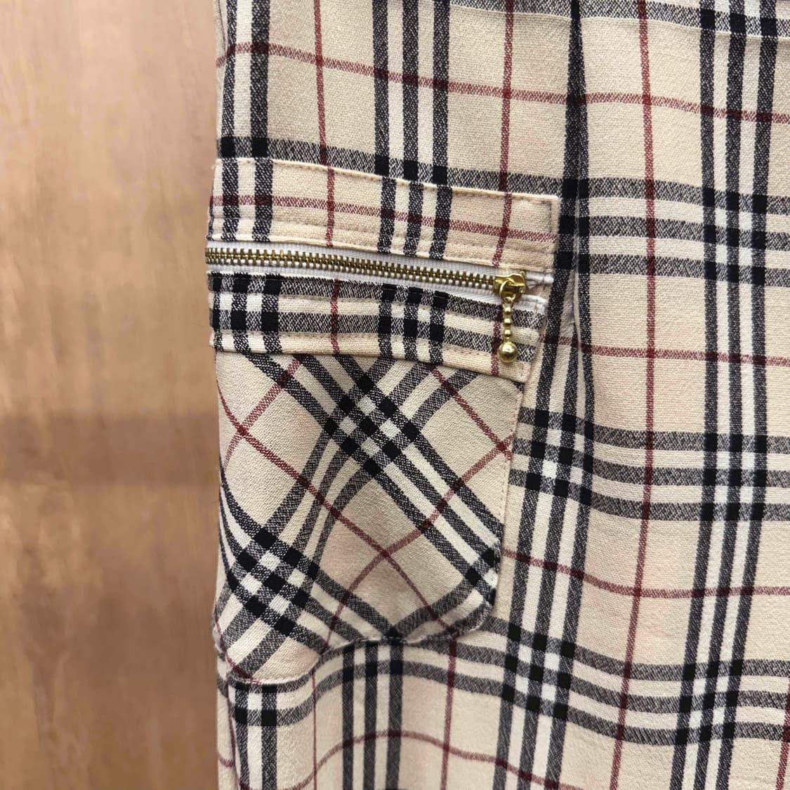 버버리 런던 클래식 노바체크 팬츠 지퍼 포켓 디테일 베이지 상품이미지6