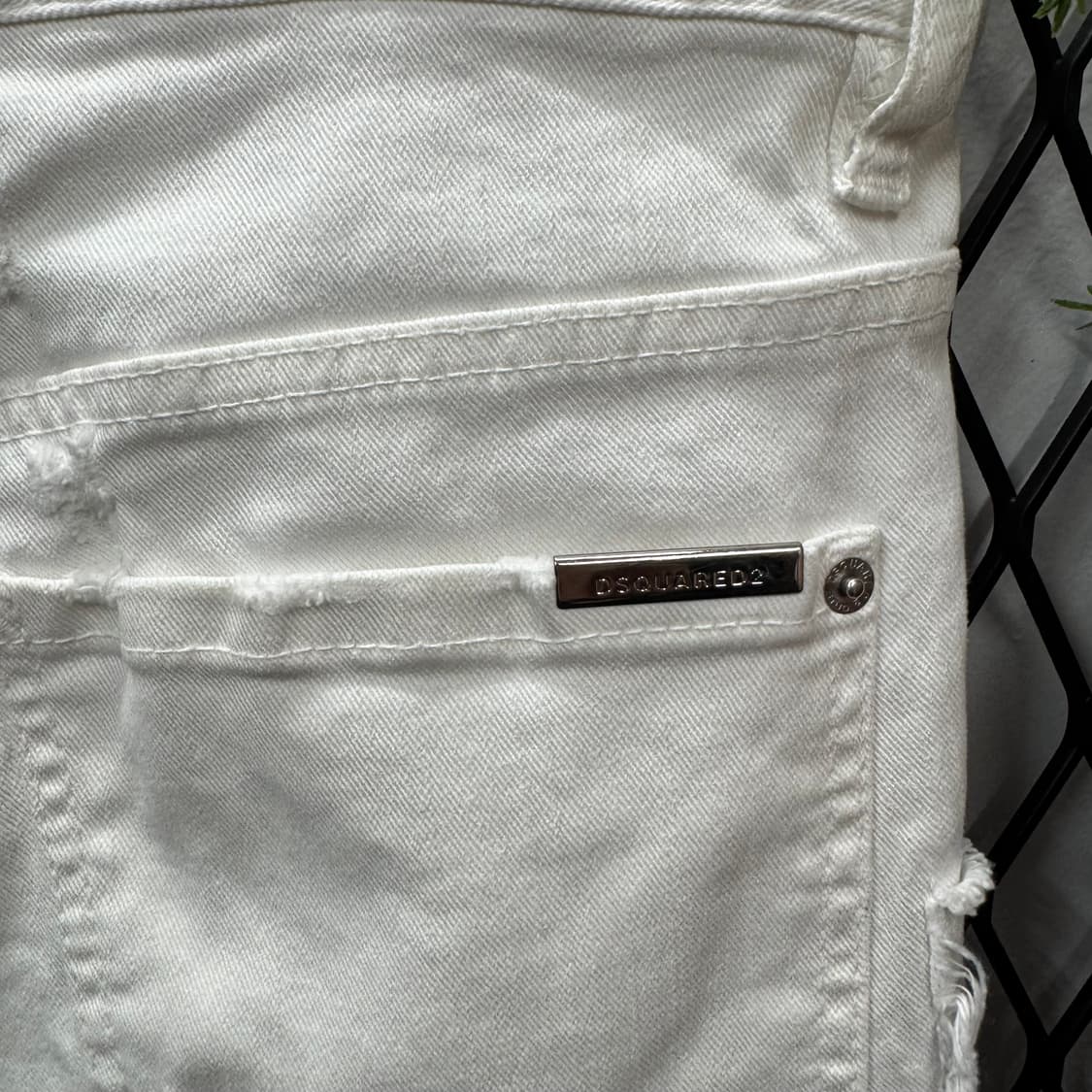디스퀘이드2 디스트로이드 데님 팬츠 후면 로고 포인트 화이트 상품이미지8