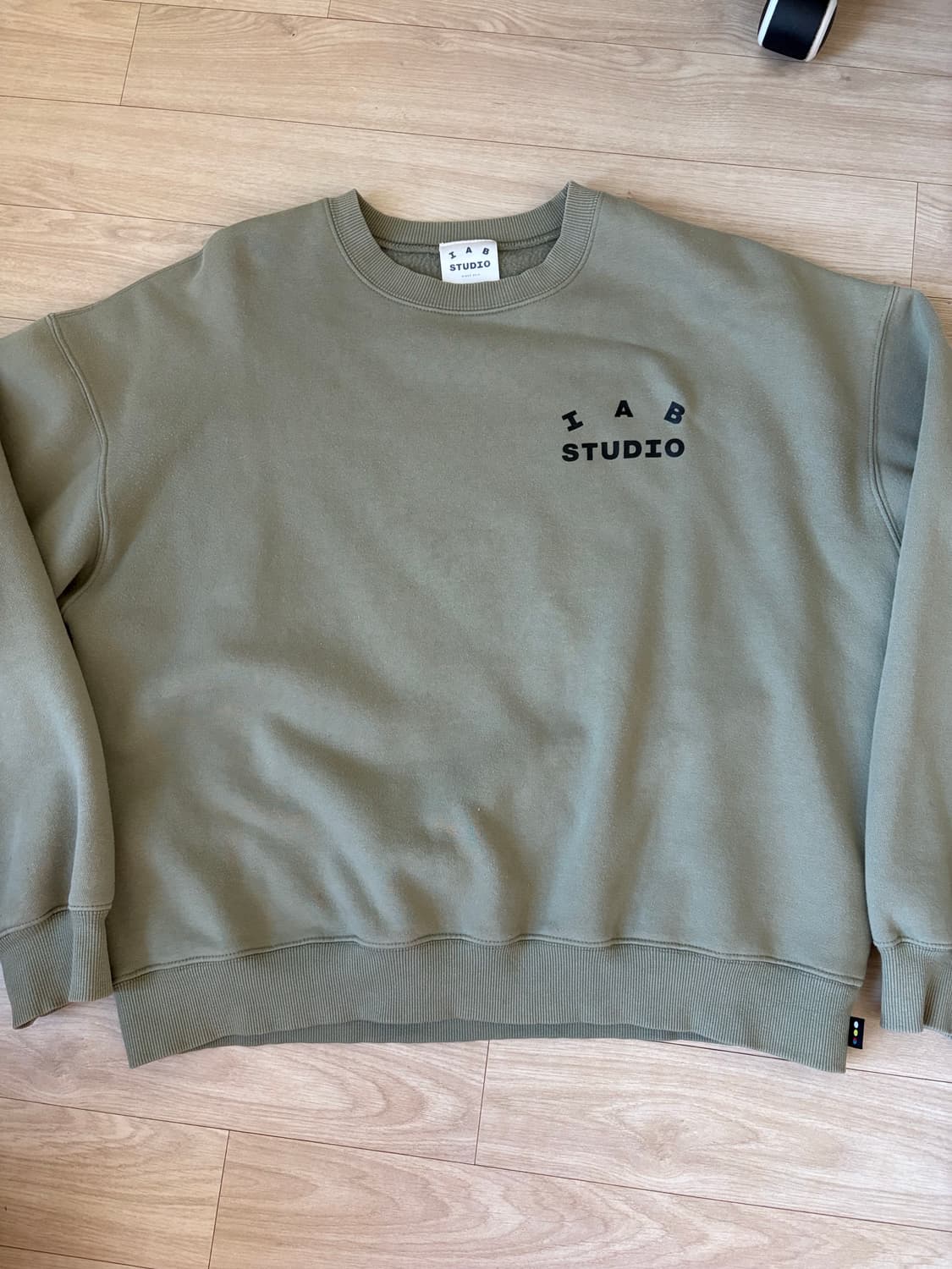 IAB STUDIO 맨투맨 올리브그린 상품이미지1