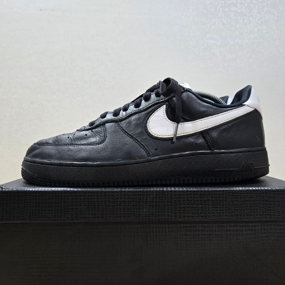 285 나이키 에어포스1 로우 레더 블랙 화이트 상품이미지3