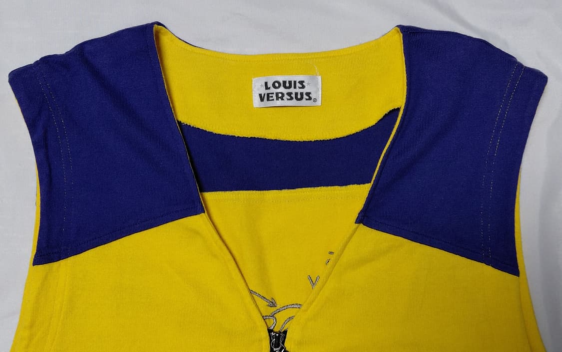 루이 버서스(LOUIS VERSUS) 플루토 캐릭터 자수 니트 베스트 상품이미지2