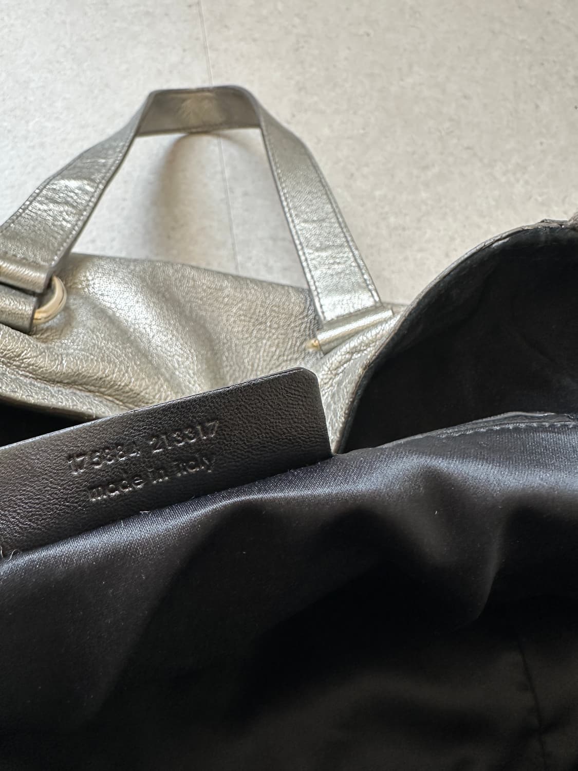 생로랑 다운타운 실버 레더 백 상품이미지8