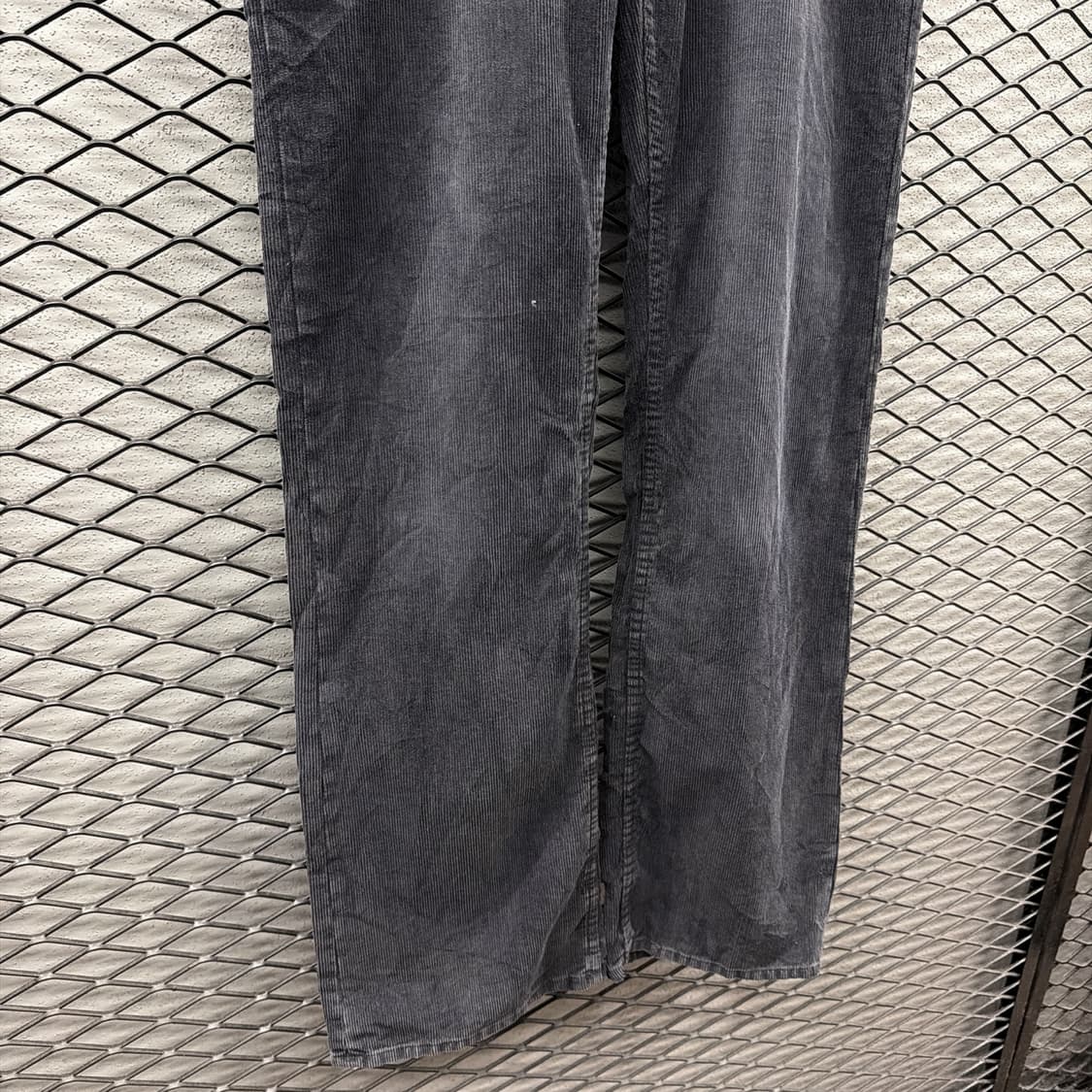 폴로진스 페이드 코듀로이 팬츠 가죽패치 부츠컷 디테일 블랙 상품이미지5