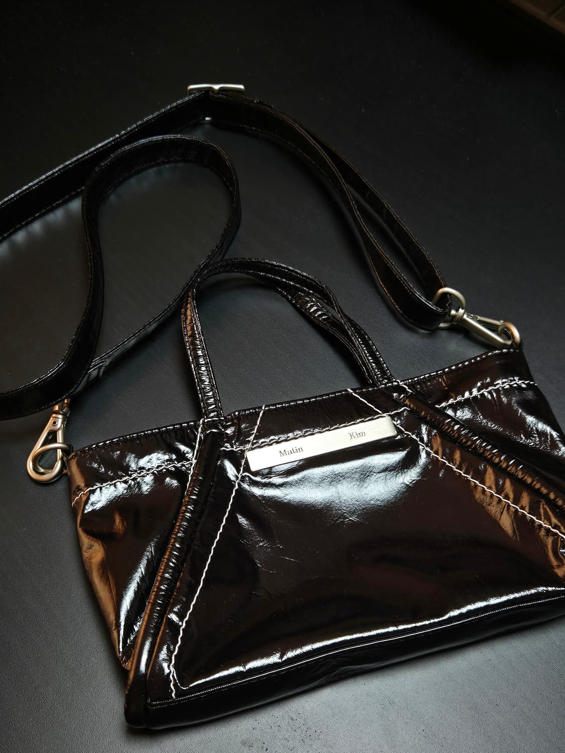 마뗑킴 미니 크로스백 유광 글로시 블랙 상품이미지1