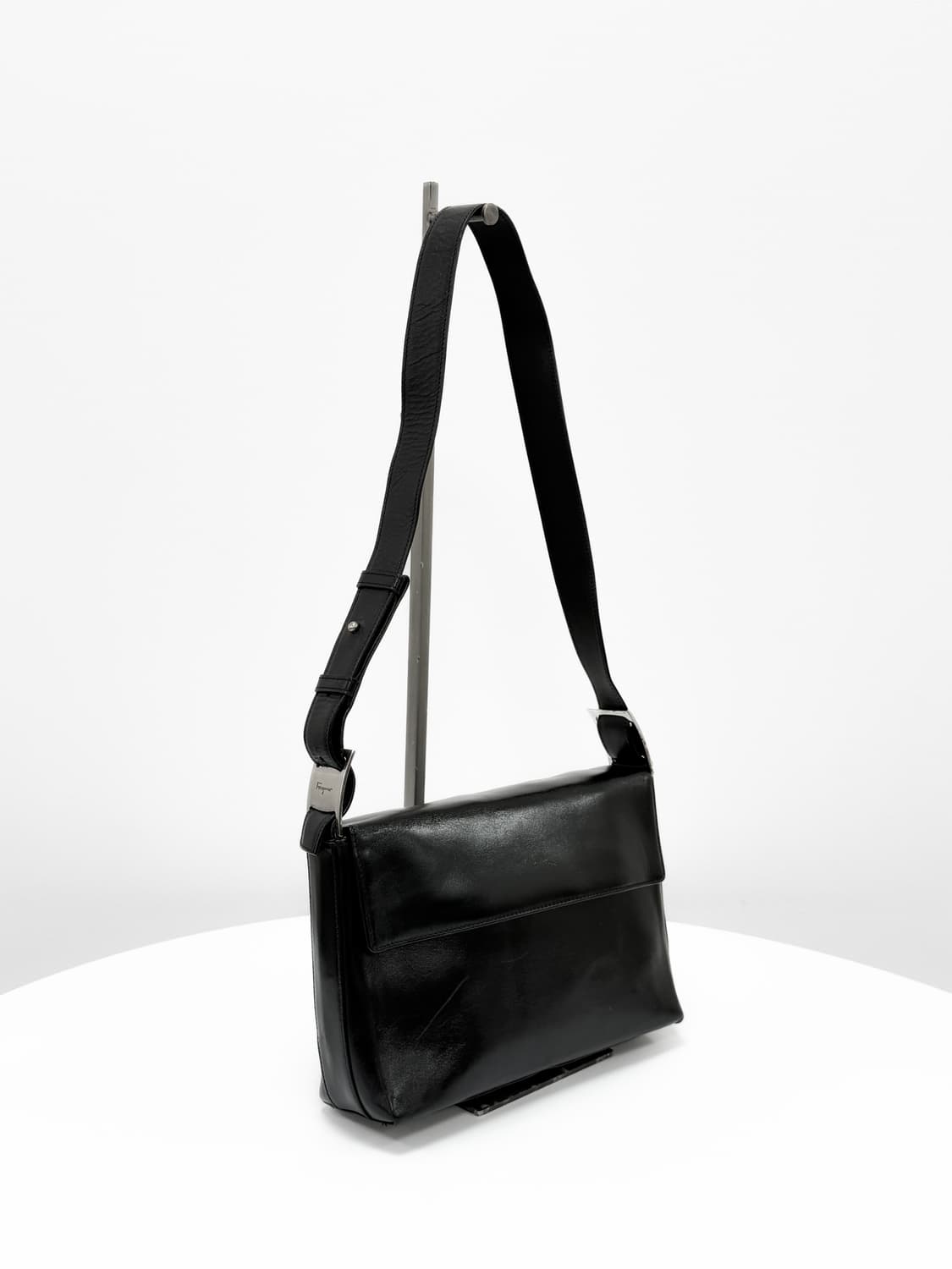 페라가모 블랙 레더 플랩 숄더백 상품이미지2